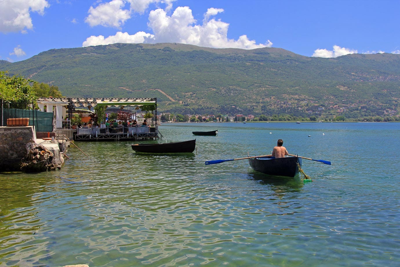 奥赫里德是马其顿的一个湖边小镇，离阿尔巴尼亚边境很近