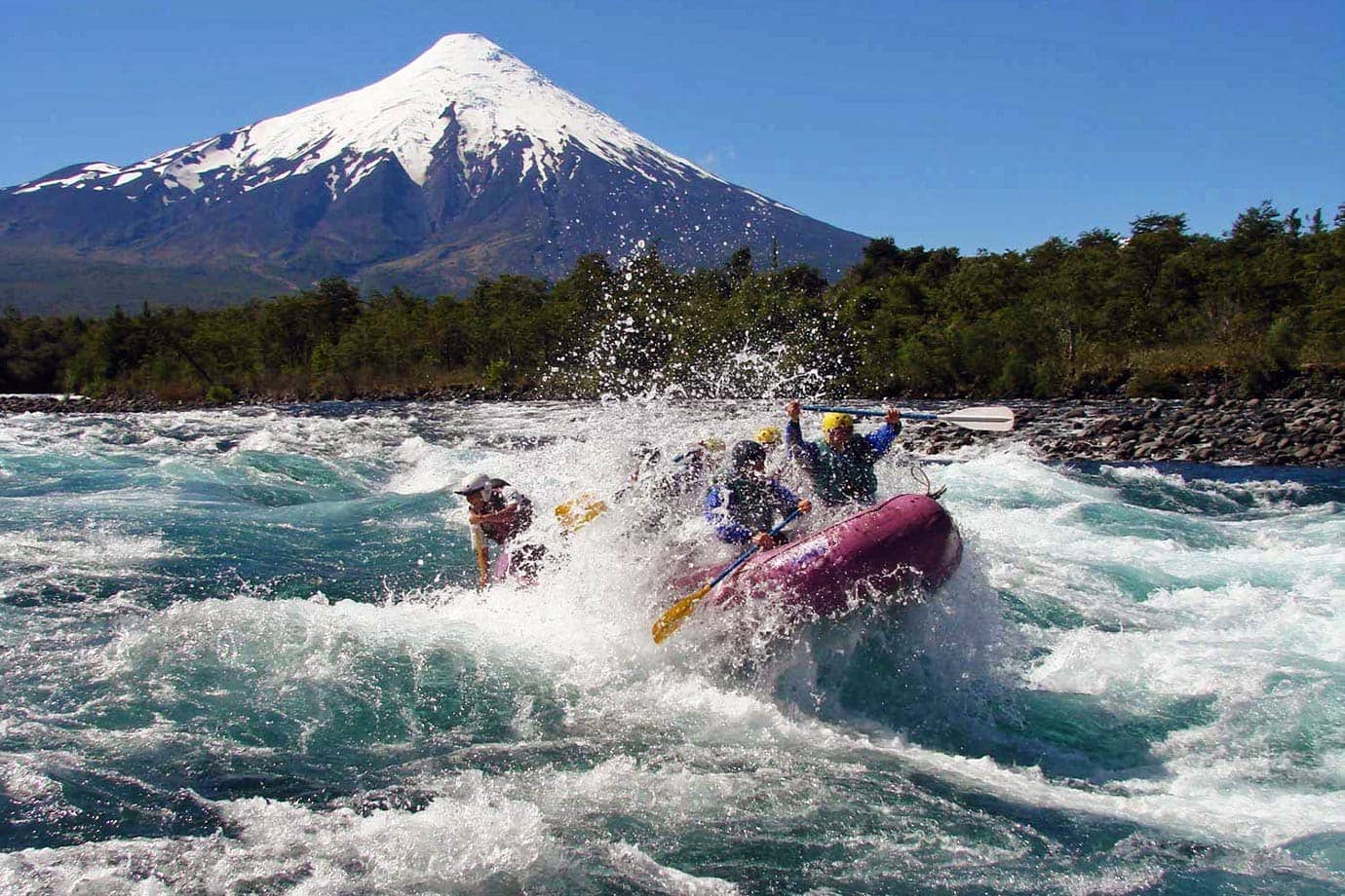 智利Petrohue河的Osorno火山