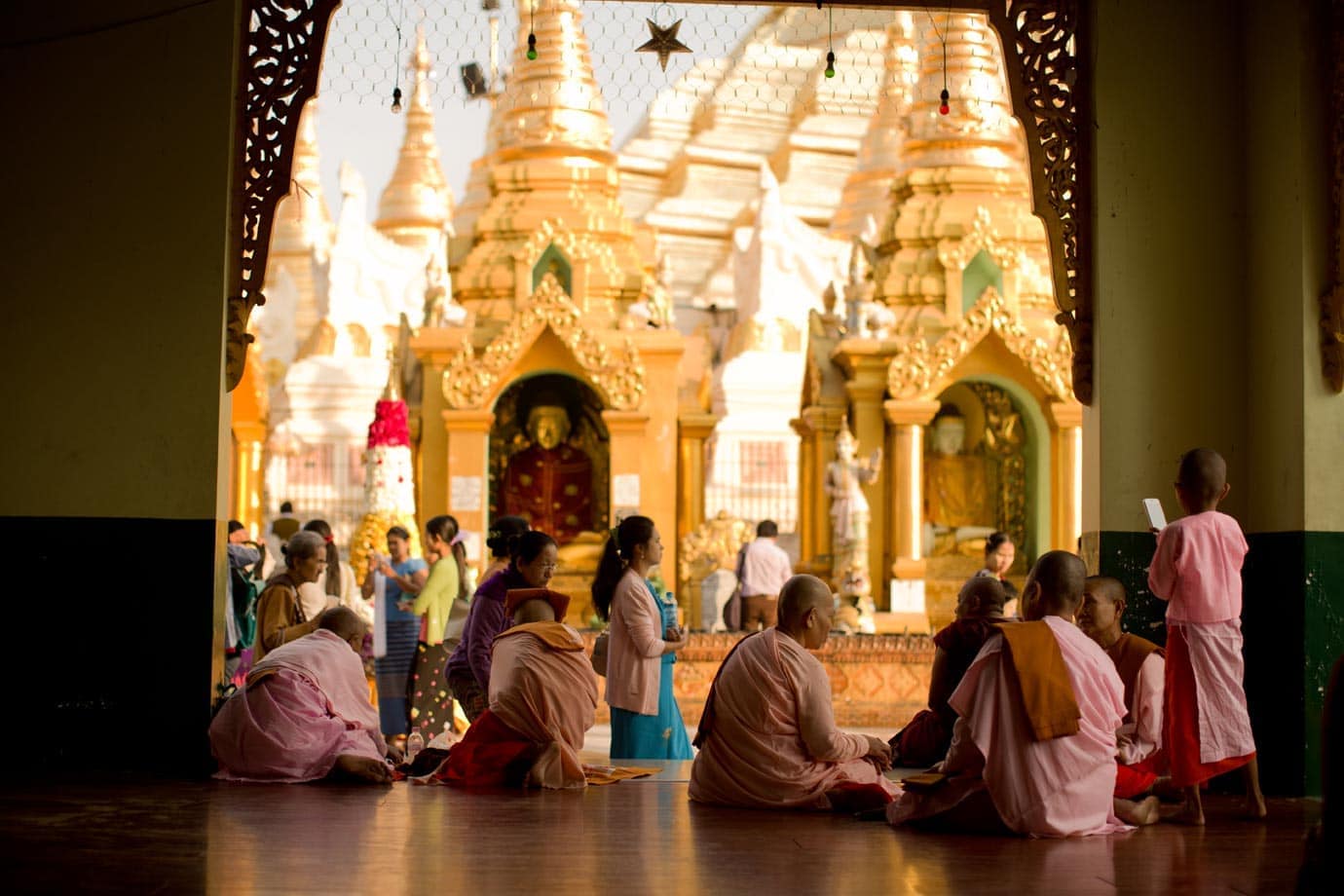 在Schwedagon宝塔中寻找阴凉-©Brian Ceci