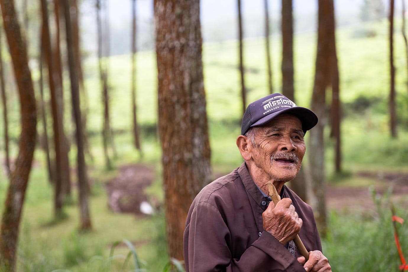 在印度尼西亚万隆，一名微笑的男子