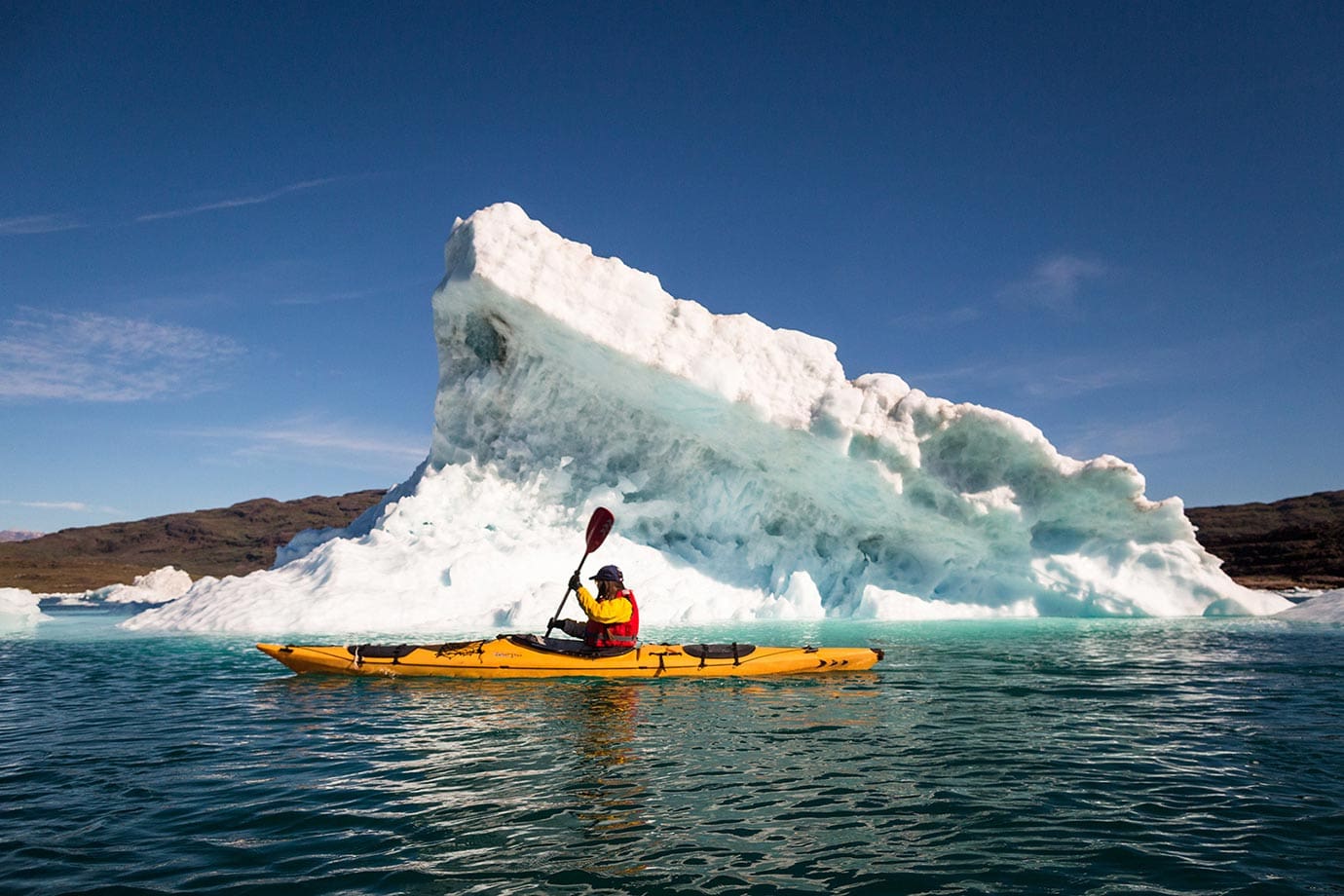 在格陵兰岛南部的冰山上划皮艇