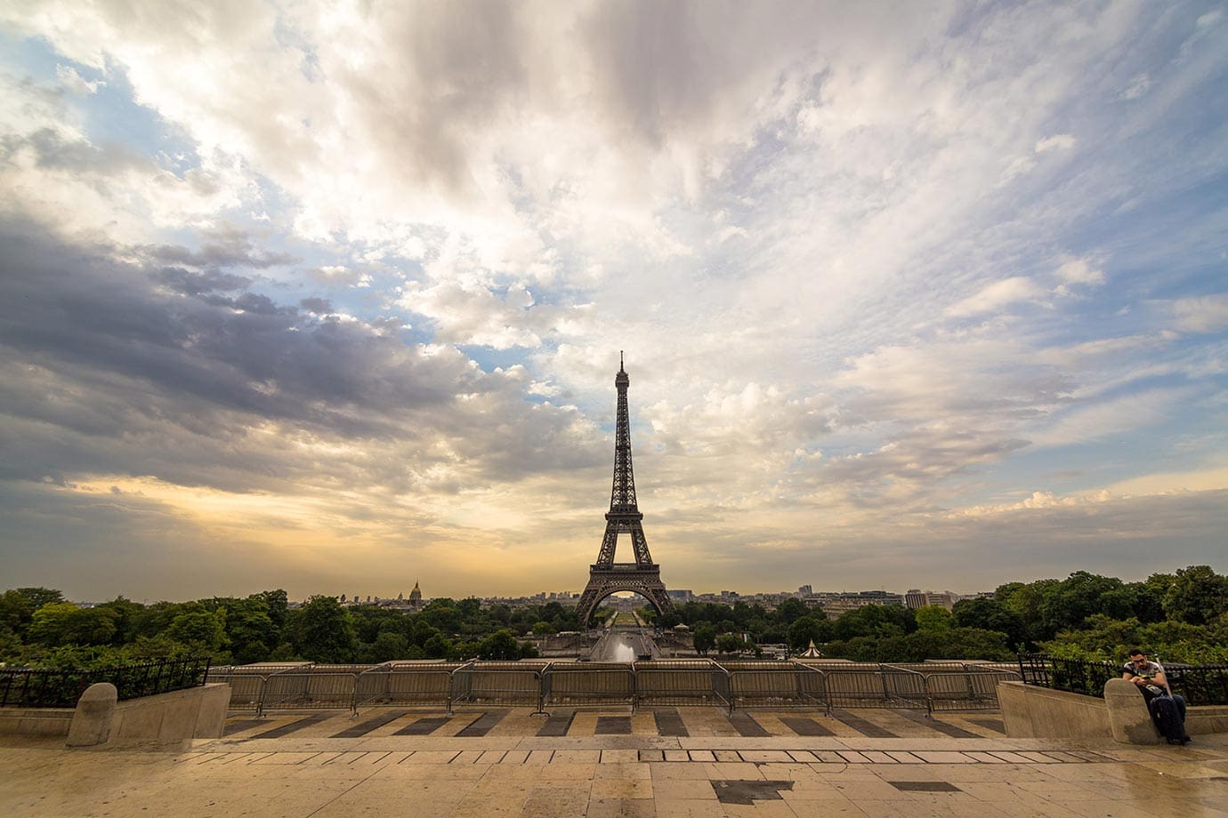 巴黎埃菲尔铁塔上的日出